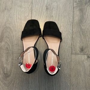 Low heeled sandals